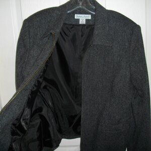 Stephanie Andrews herringbone wool/polyester short blazer, zip up.